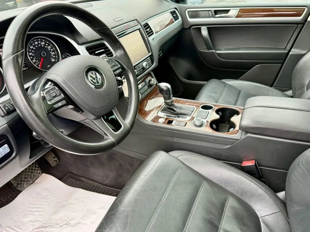 Used 2016 Volkswagen Touareg TDI AWD/4WD image 2