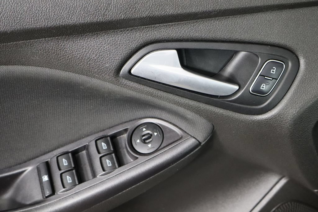 Used 2015 Ford Focus SE FWD image 20