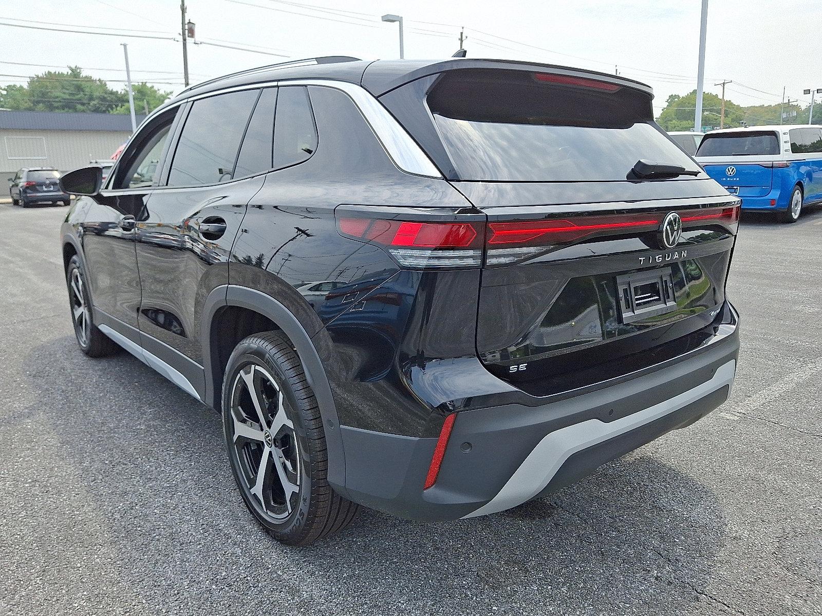 New 2025 Volkswagen Tiguan SE image 4