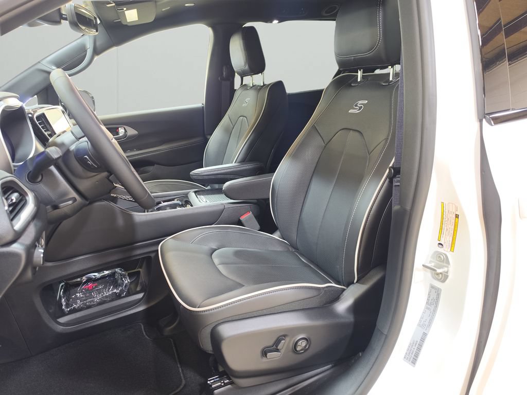 New 2027 Chrysler Pacifica Limited AWD/4WD image 10