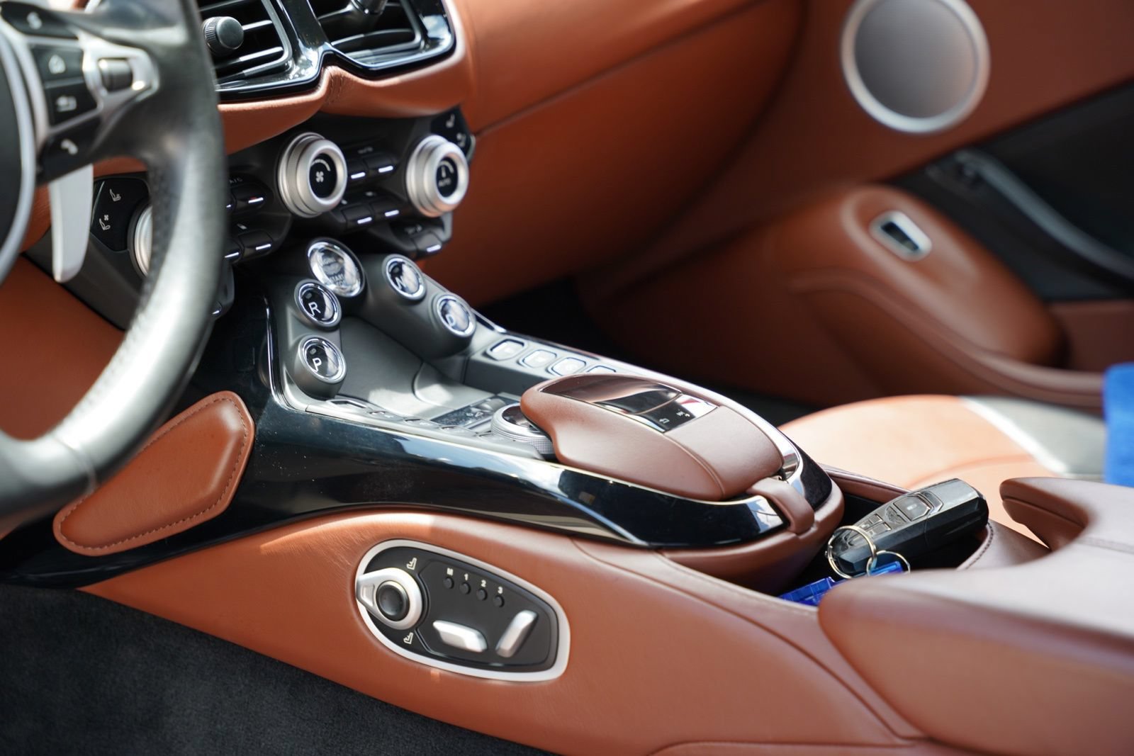 Used 2020 Aston Martin V8 Vantage Coupe RWD image 19