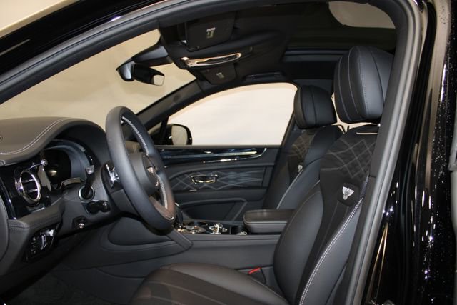 Used 2023 Bentley Bentayga Extended Wheelbase image 9