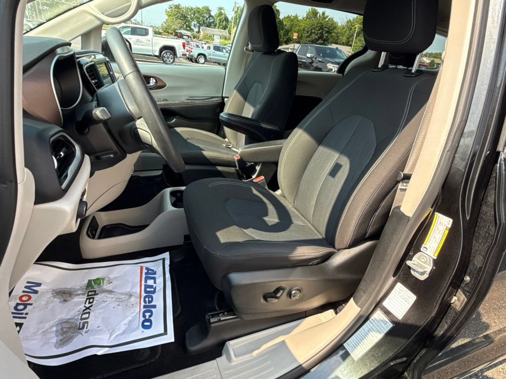 Used 2023 Chrysler Voyager LX FWD image 18