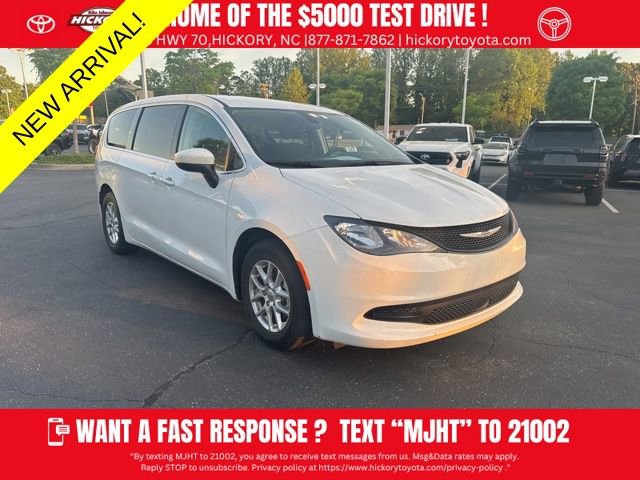 Used 2022 Chrysler Voyager LX image 1