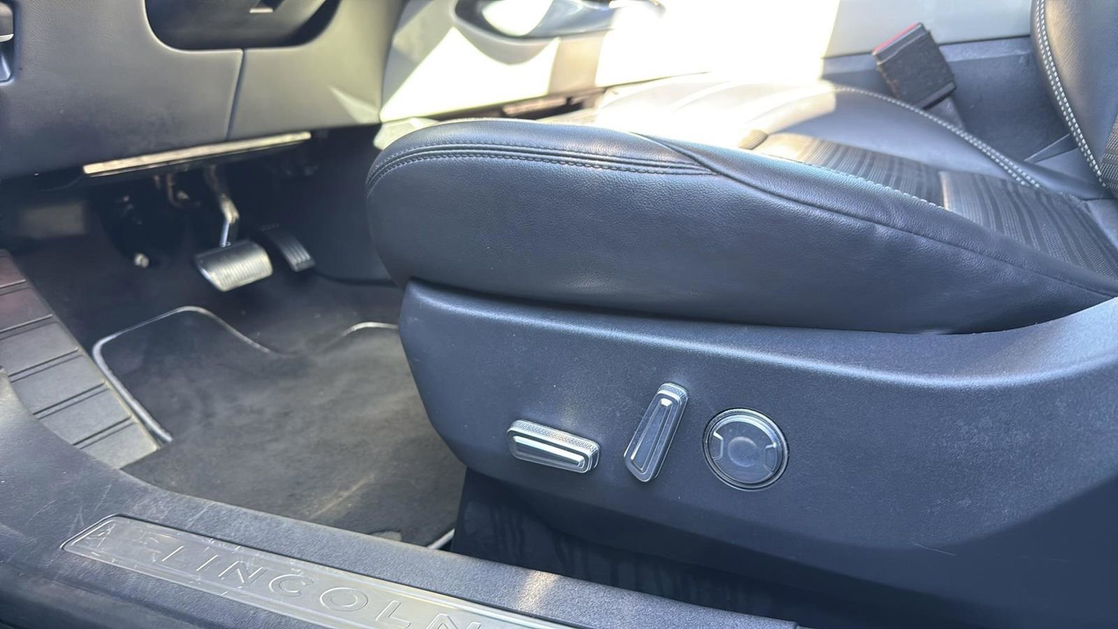 Used 2024 Lincoln Nautilus Reserve image 11