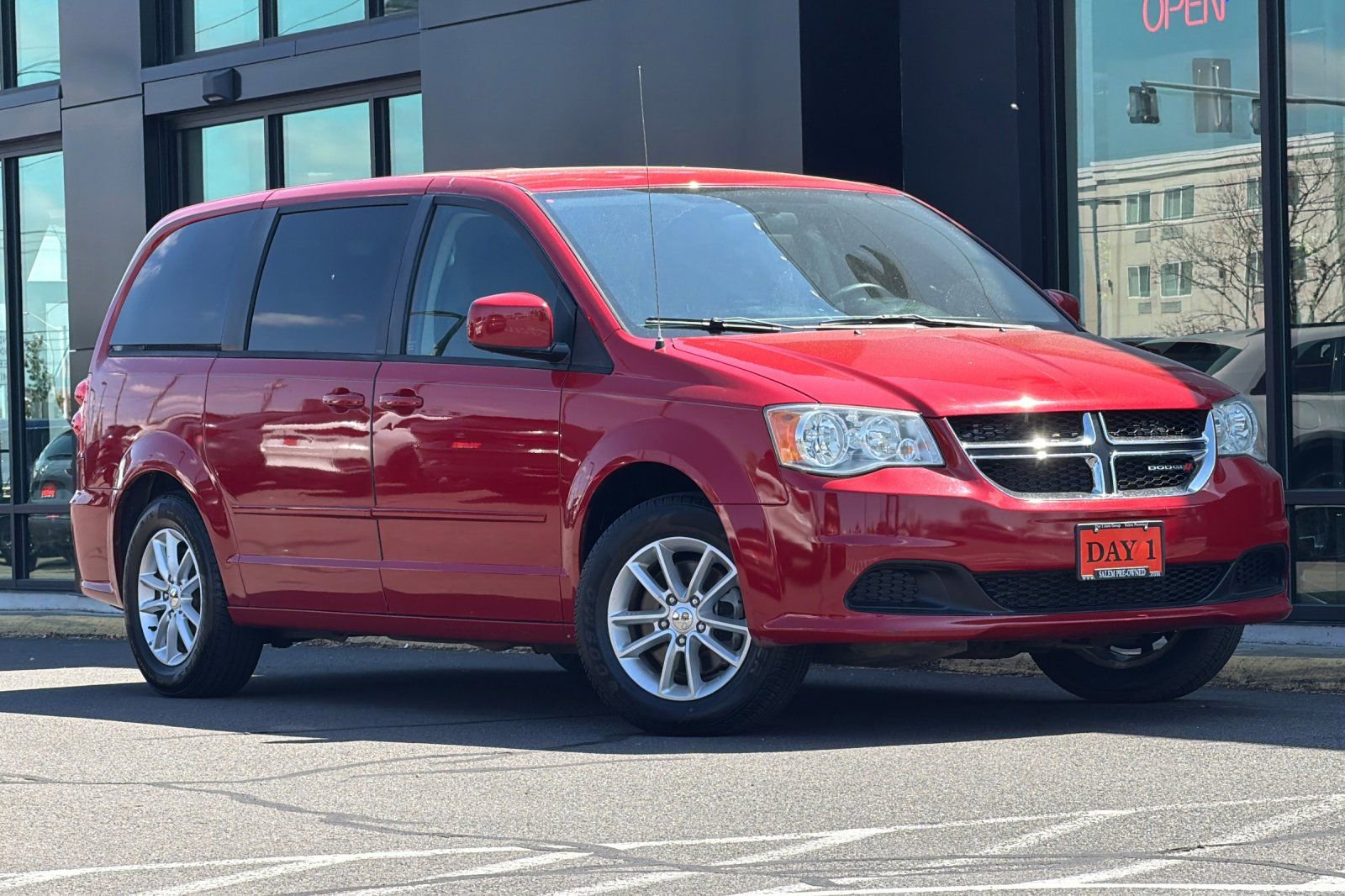 Used 2013 Dodge Grand Caravan SXT FWD image 2