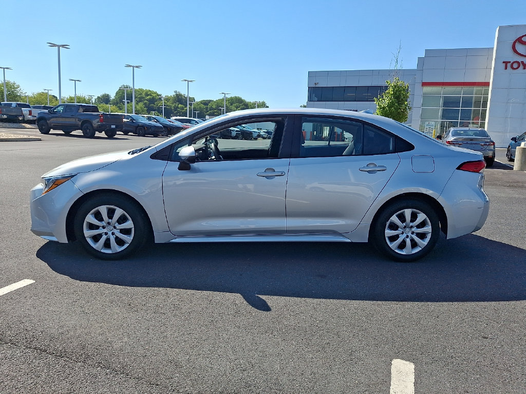 Certified 2025 Toyota Corolla LE FWD image 4