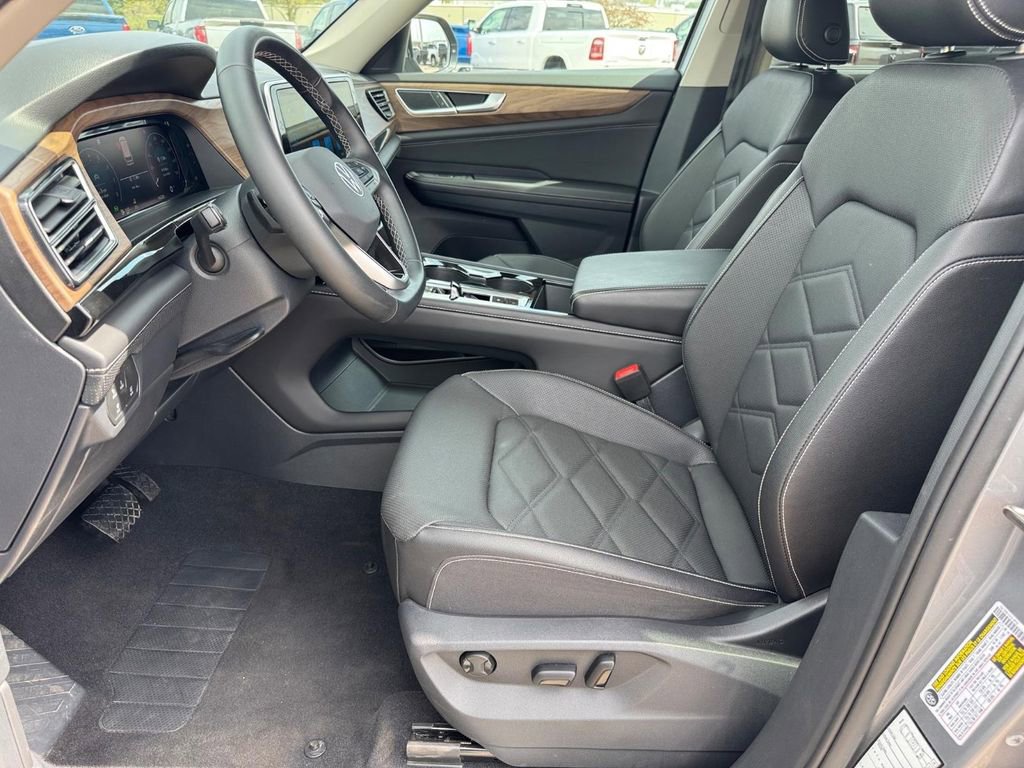 Used 2025 Volkswagen Atlas SE image 8