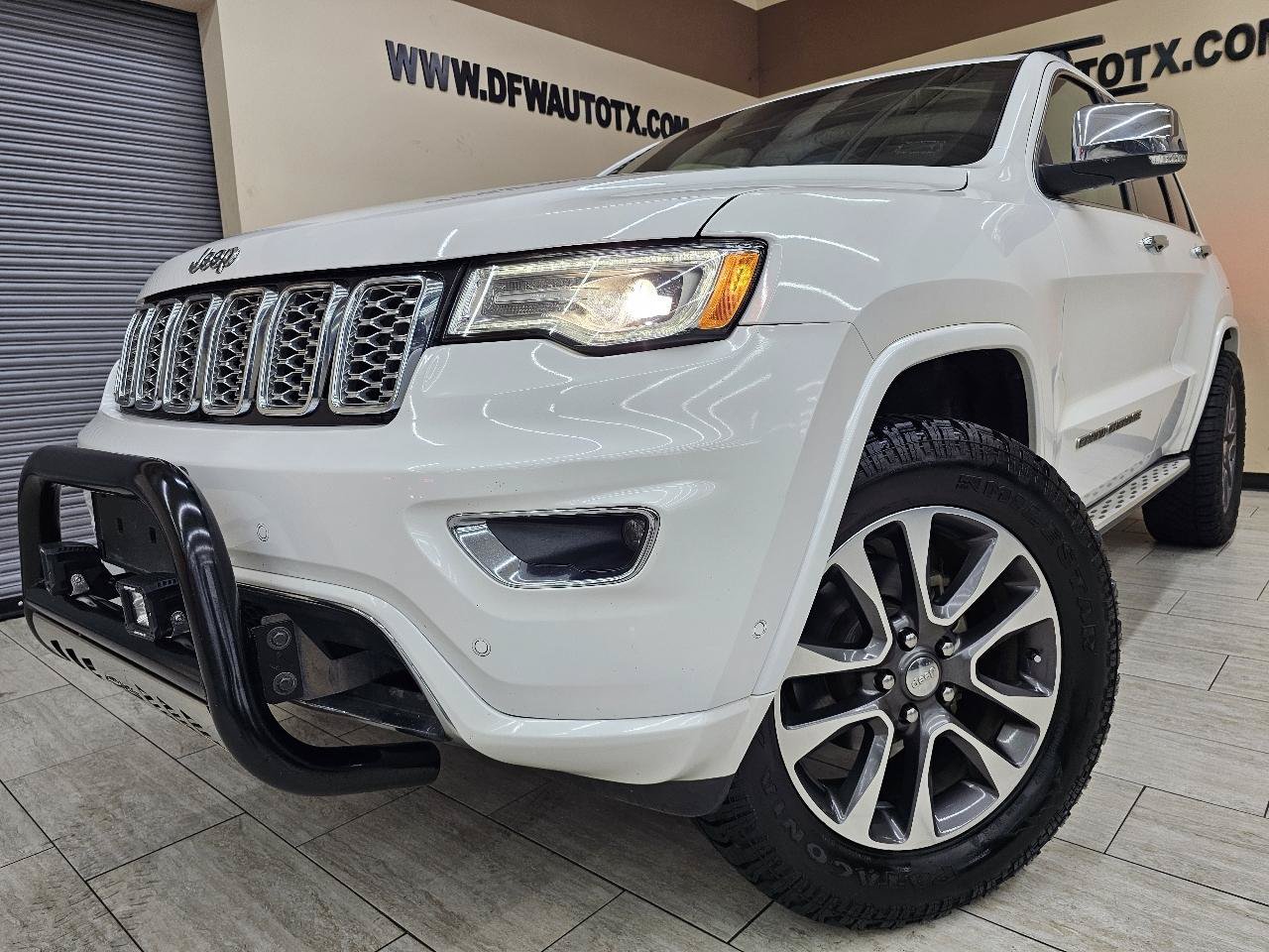 Used 2018 Jeep Grand Cherokee Overland RWD image 1