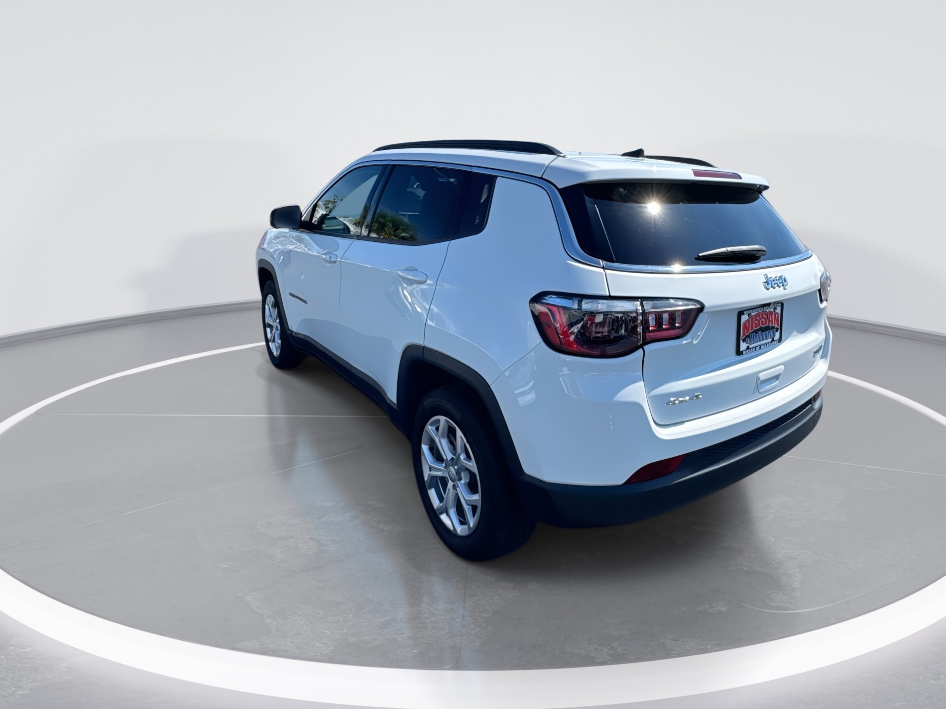 Used 2024 Jeep Compass Latitude AWD/4WD image 6