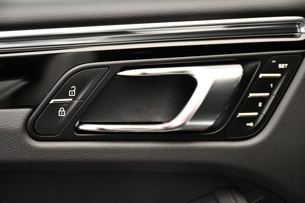 Used 2025 Porsche Macan image 37