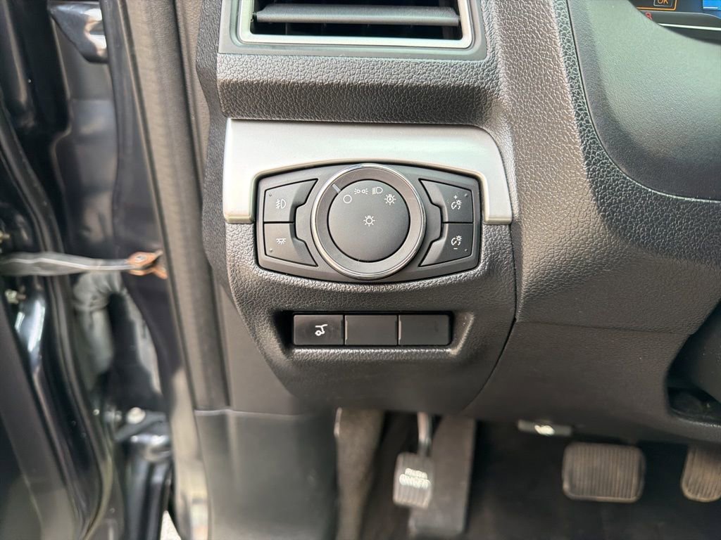 Used 2017 Ford Explorer XLT w/ Equipment Group 202A AWD/4WD image 28