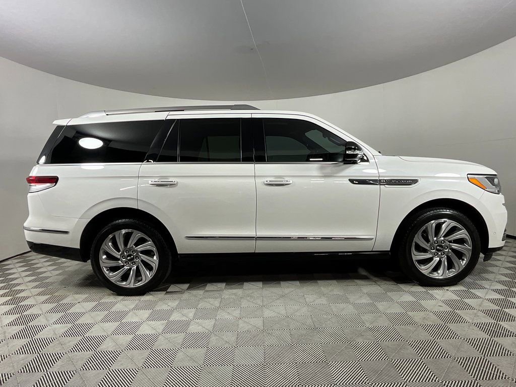 Used 2024 Lincoln Navigator Premiere image 5