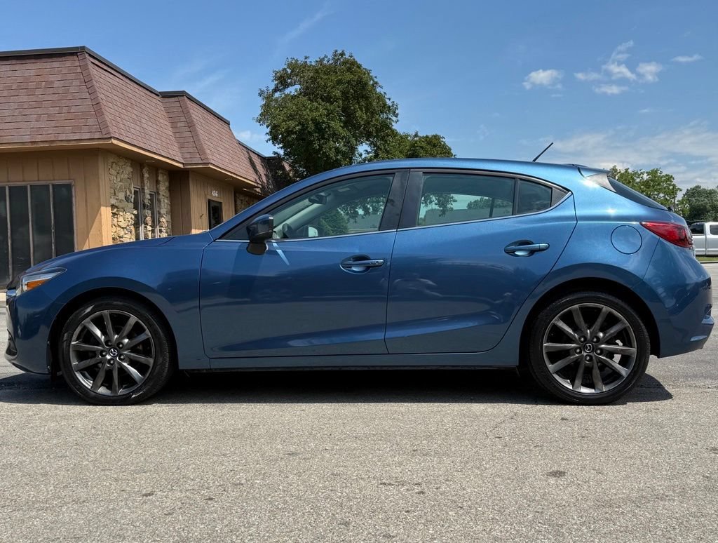 Used 2018 MAZDA MAZDA3 Touring FWD image 2