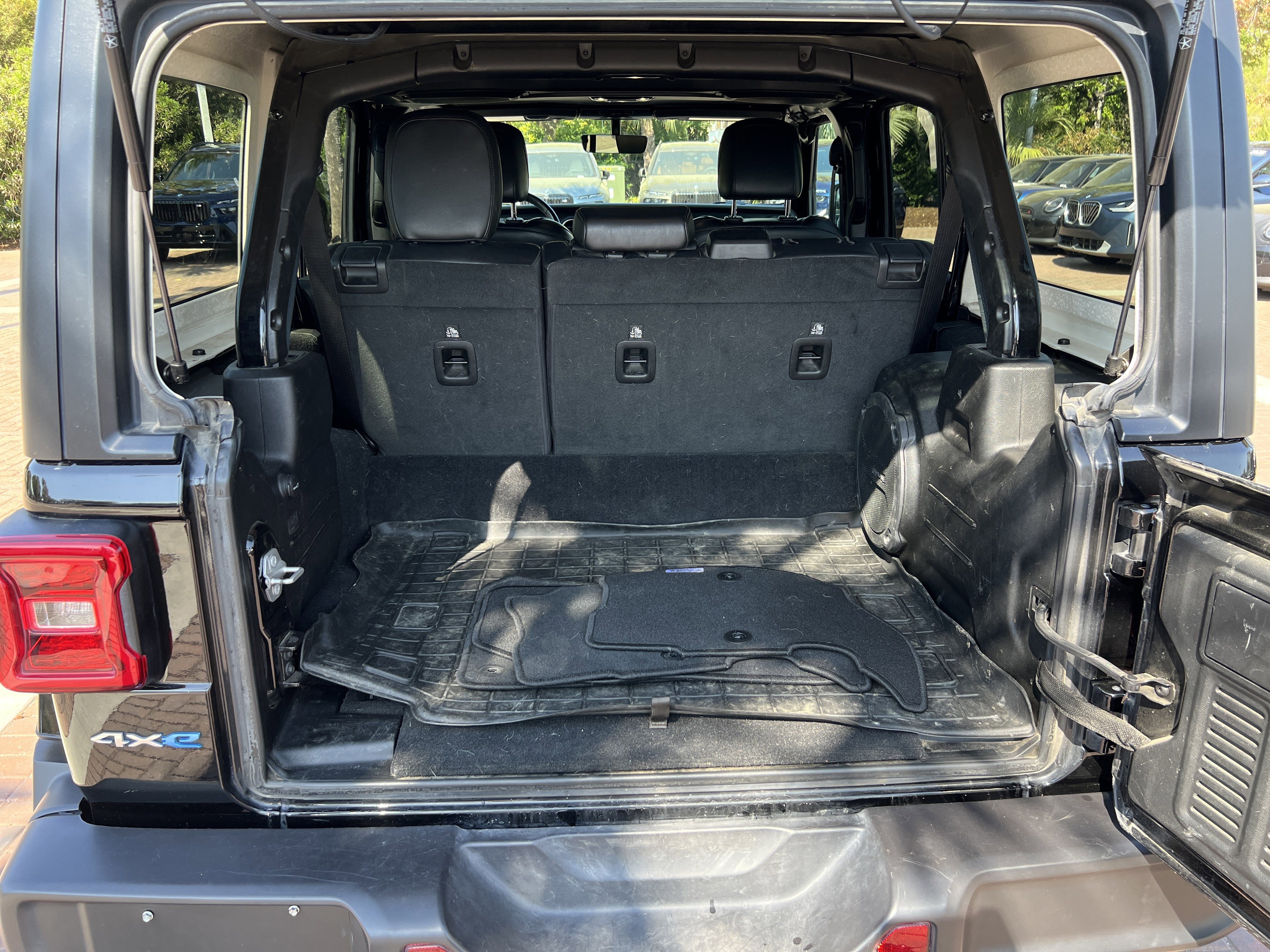 Used 2022 Jeep Wrangler Unlimited Sahara w/ Cold Weather Group image 31