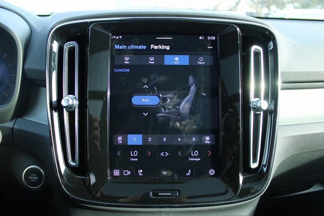 Used 2025 Volvo XC40 B5 Plus image 22