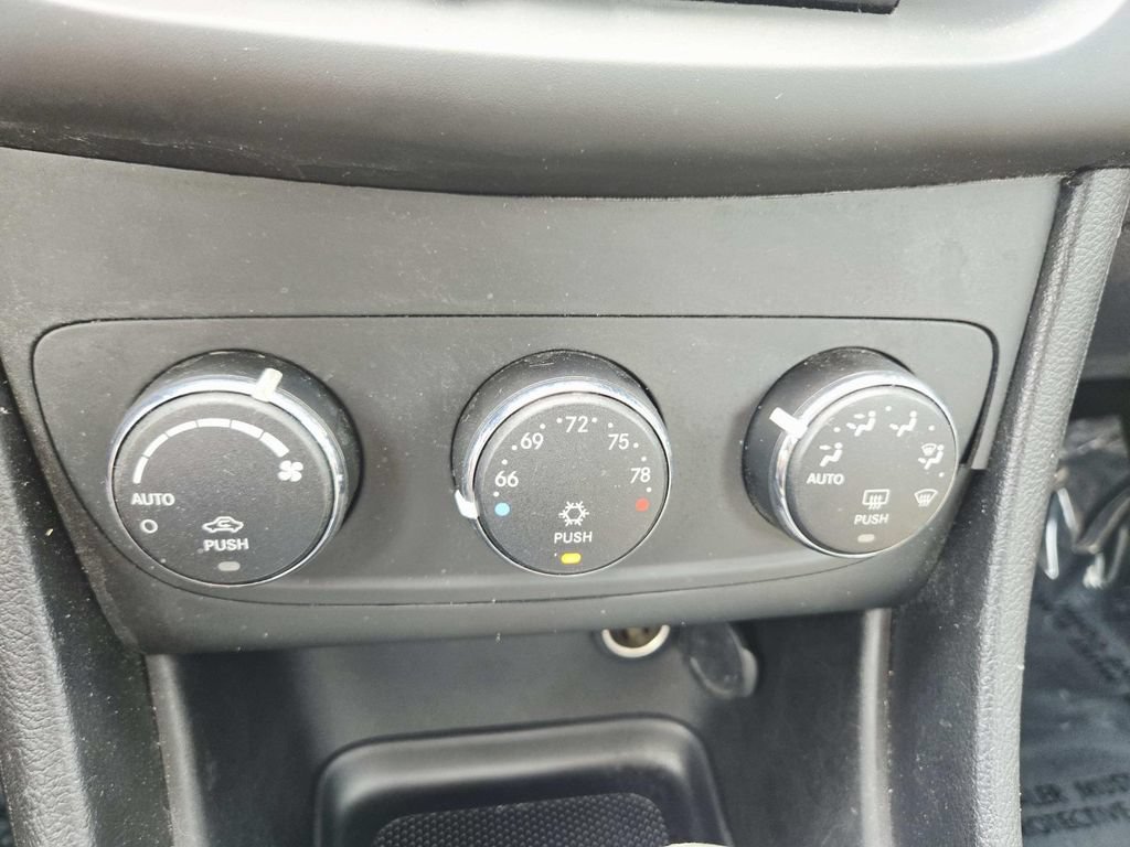 Used 2013 Dodge Avenger SXT FWD image 27