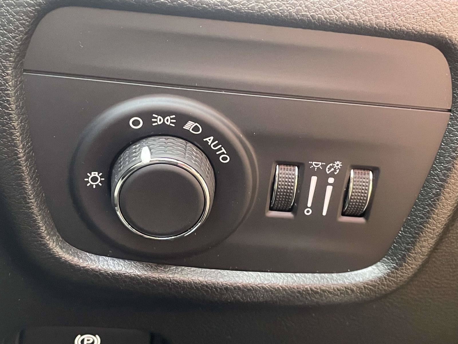 Used 2023 Jeep Grand Cherokee Altitude AWD/4WD image 25