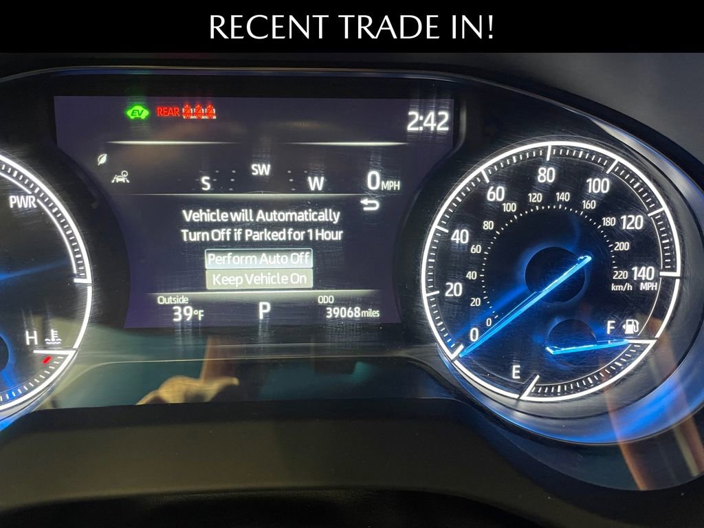 Used 2023 Toyota Venza XLE image 2