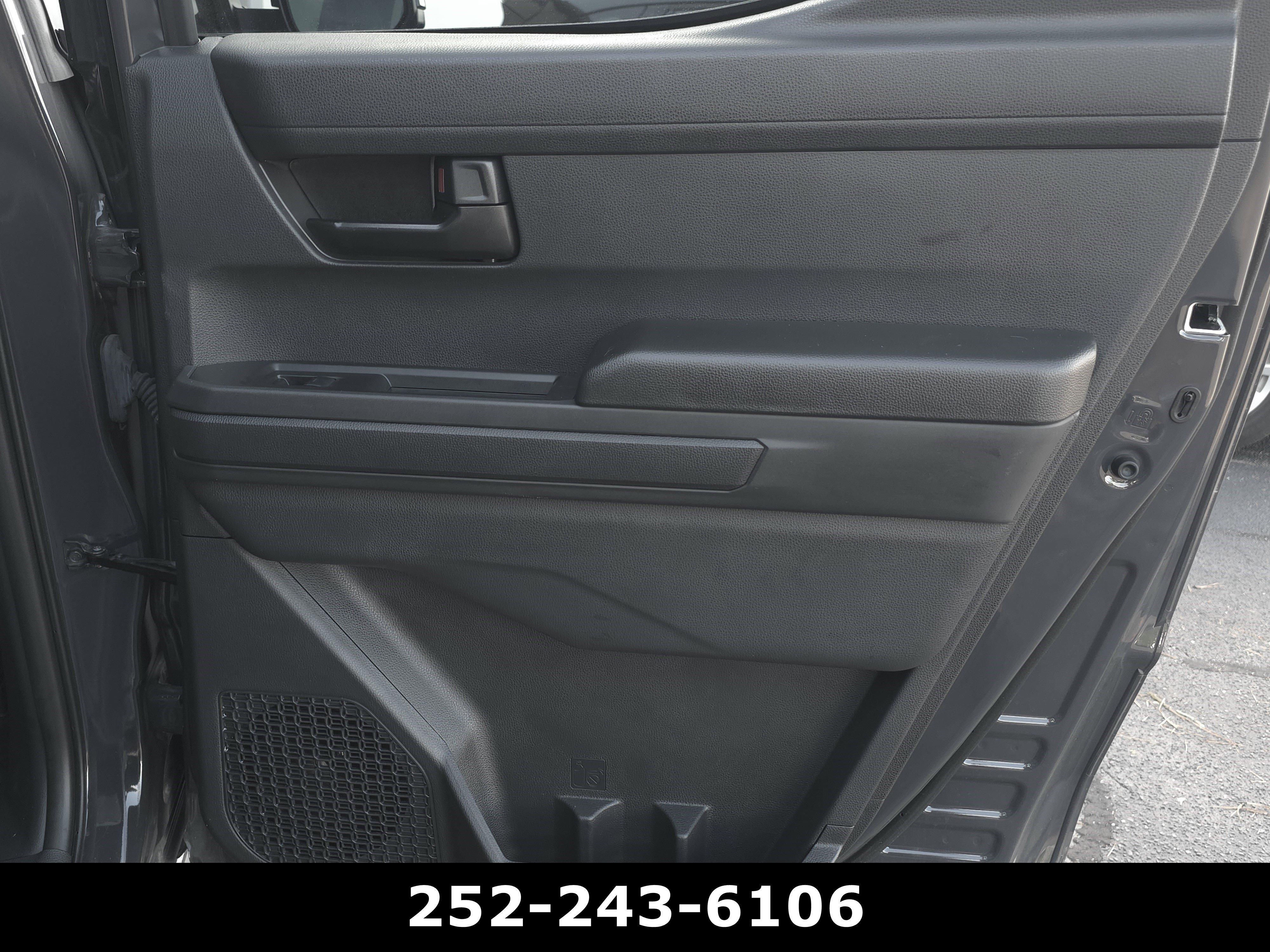 Used 2025 Toyota Tacoma SR5 AWD/4WD image 37