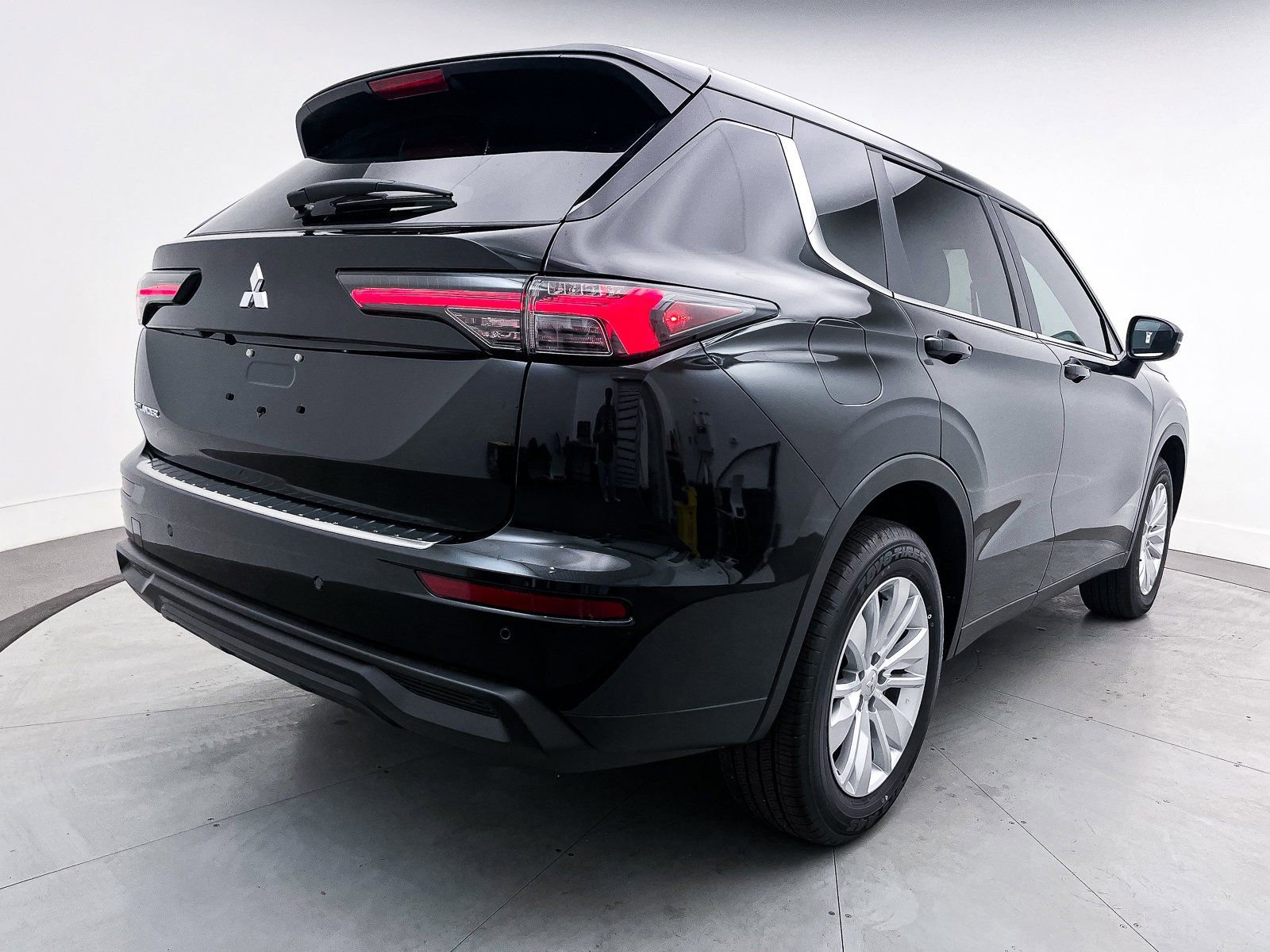 New 2025 Mitsubishi Outlander ES image 7