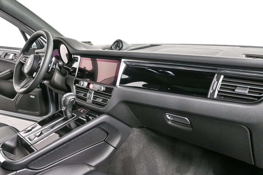 Certified 2026 Porsche Macan AWD/4WD image 24