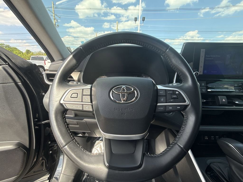 Used 2023 Toyota Highlander LE AWD/4WD image 14