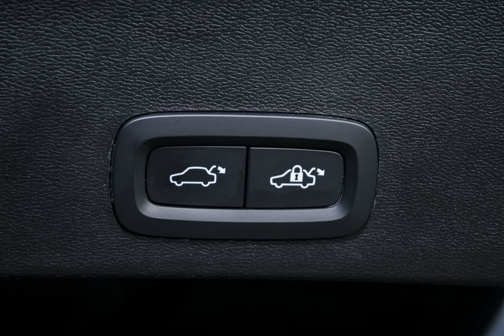 Certified 2024 Volvo XC40 B5 Plus w/ Protection Package Premier image 33