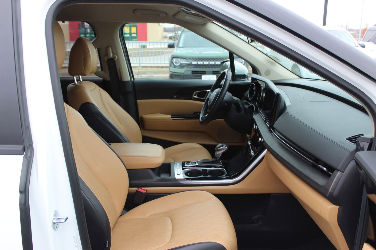 Used 2024 Kia Carnival EX image 13