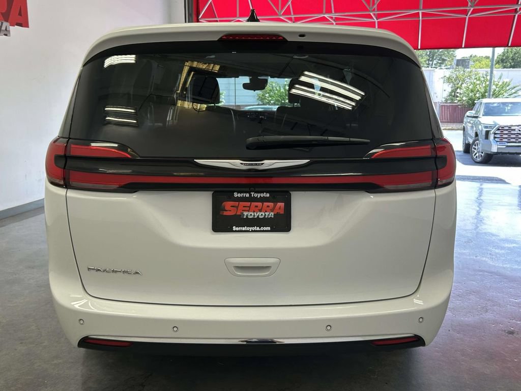 Used 2024 Chrysler Pacifica Touring-L FWD image 4