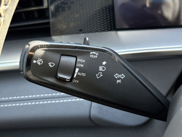 Used 2025 Volkswagen Tiguan SE AWD/4WD image 53