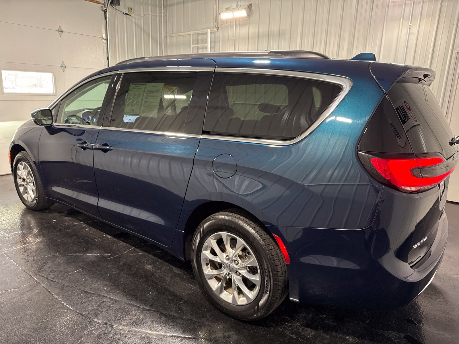 Used 2022 Chrysler Pacifica Touring-L AWD/4WD image 2