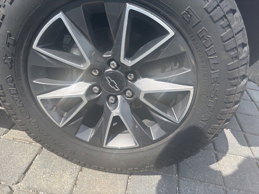 Used 2022 Chevrolet Suburban Z71 image 9