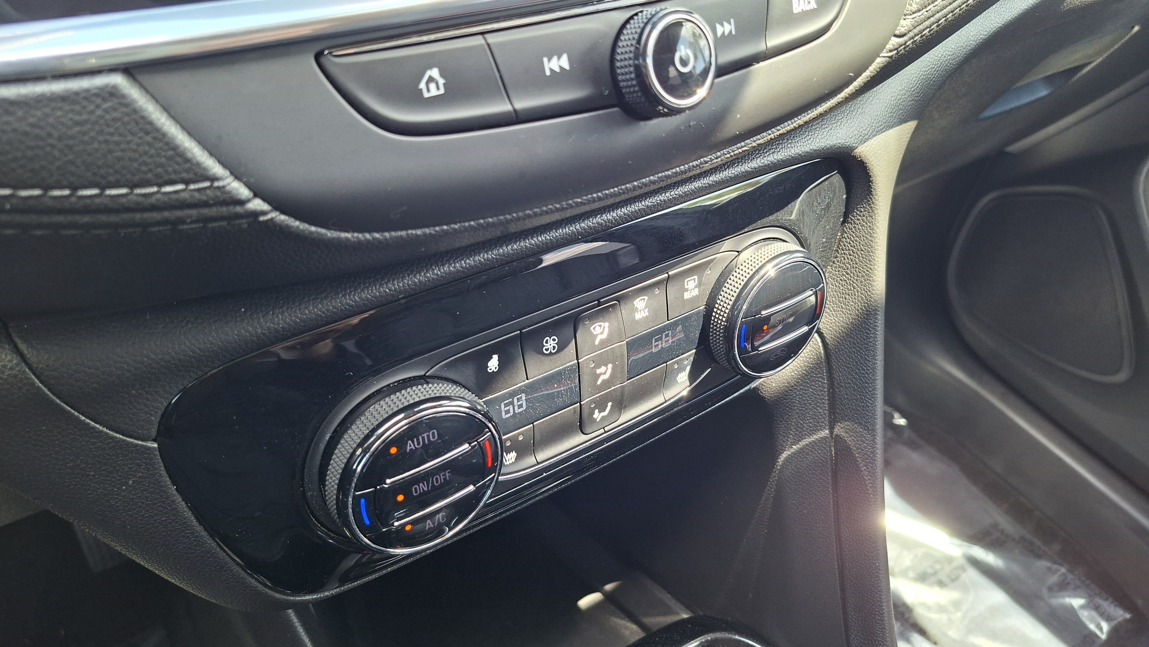 Used 2022 Buick Encore GX Essence w/ Sport Touring Package FWD image 15