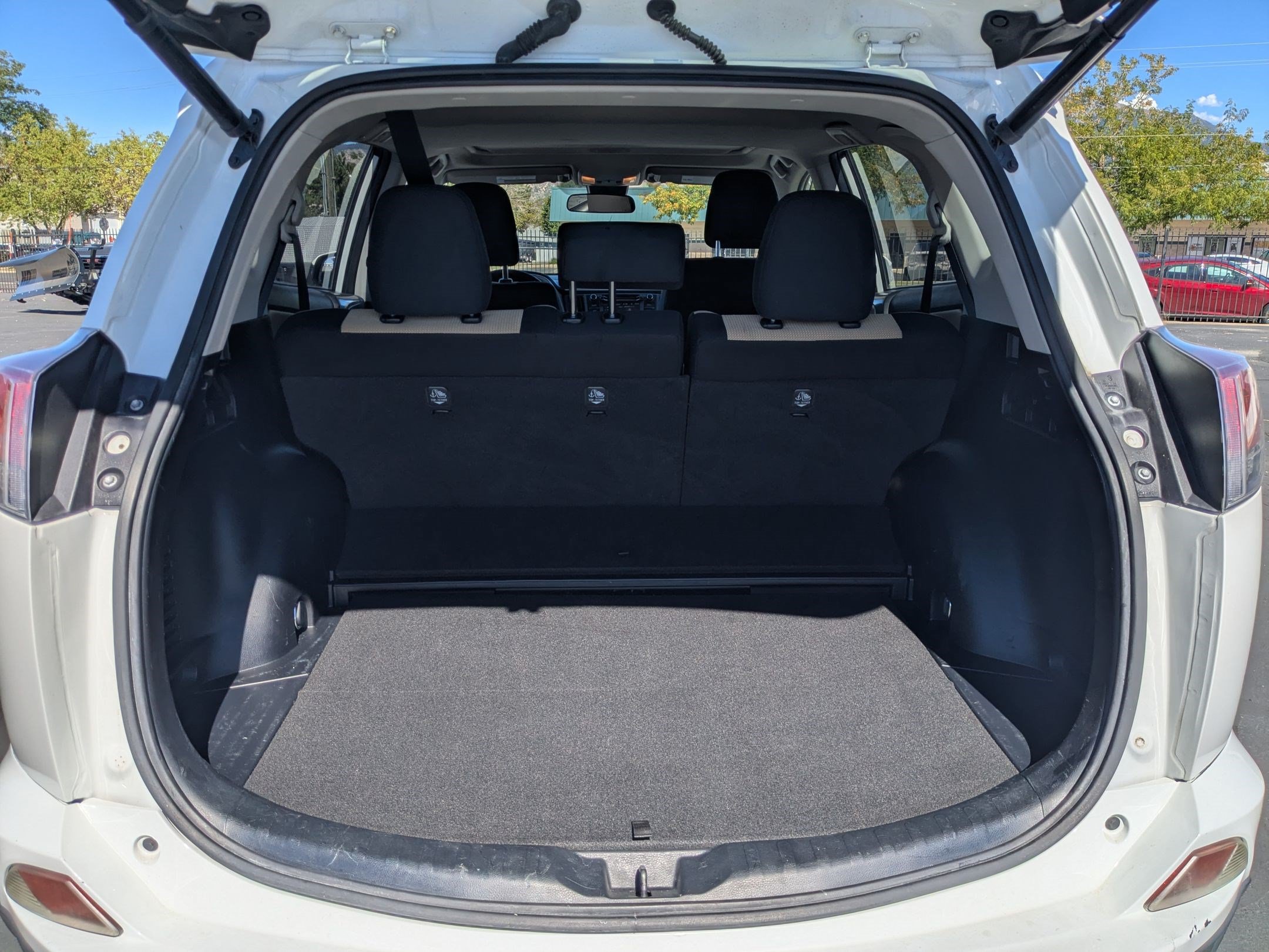 Used 2018 Toyota RAV4 XLE AWD/4WD image 35