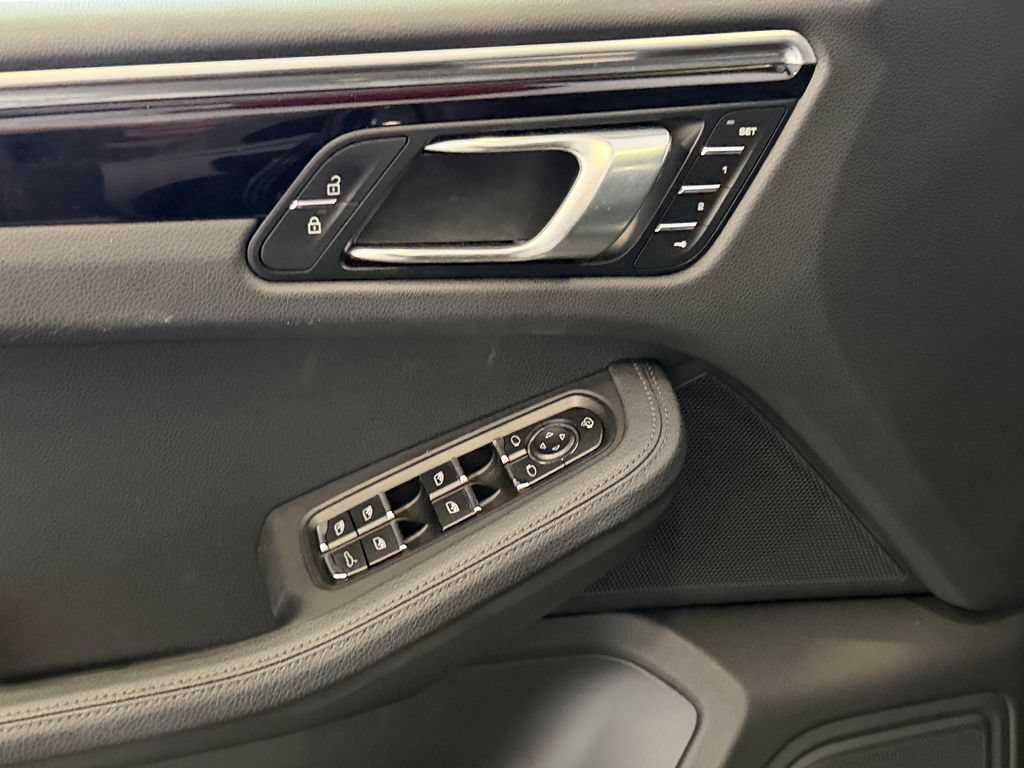 Certified 2023 Porsche Macan AWD/4WD image 14
