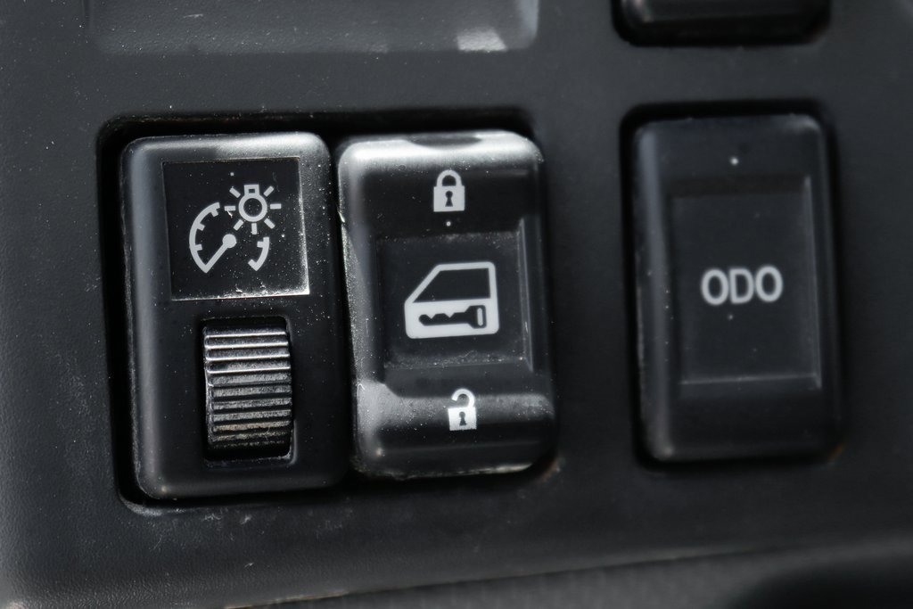 Used 2019 Isuzu NPR image 21