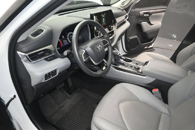 Used 2026 Toyota Highlander Limited AWD/4WD image 4
