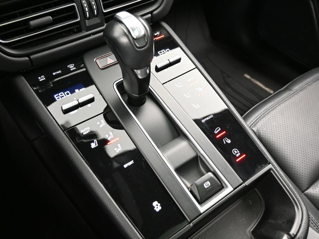 Certified 2023 Porsche Macan Turbo AWD/4WD image 21