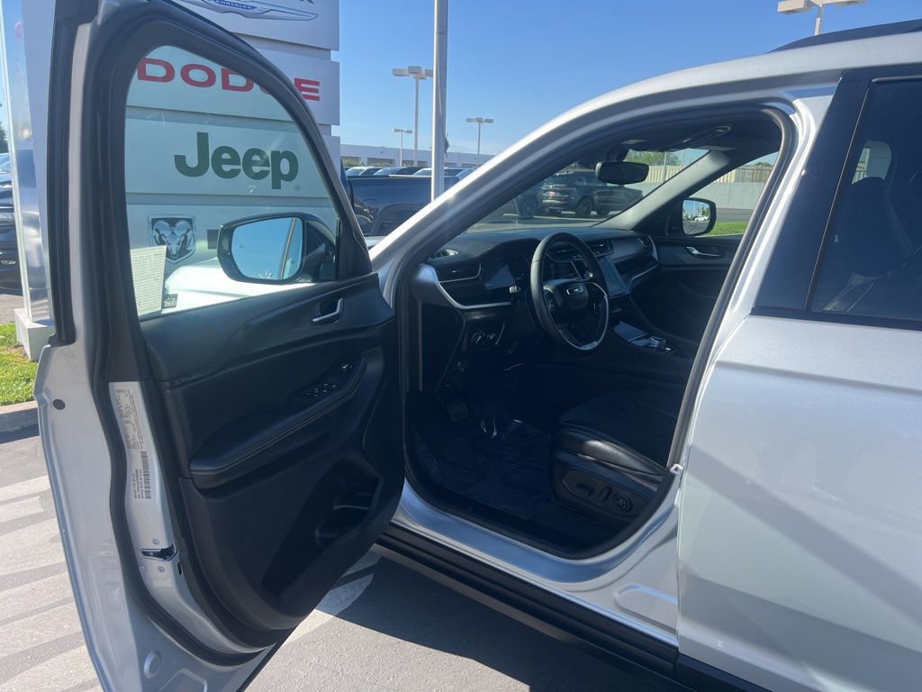 Used 2024 Jeep Grand Cherokee L Laredo image 15