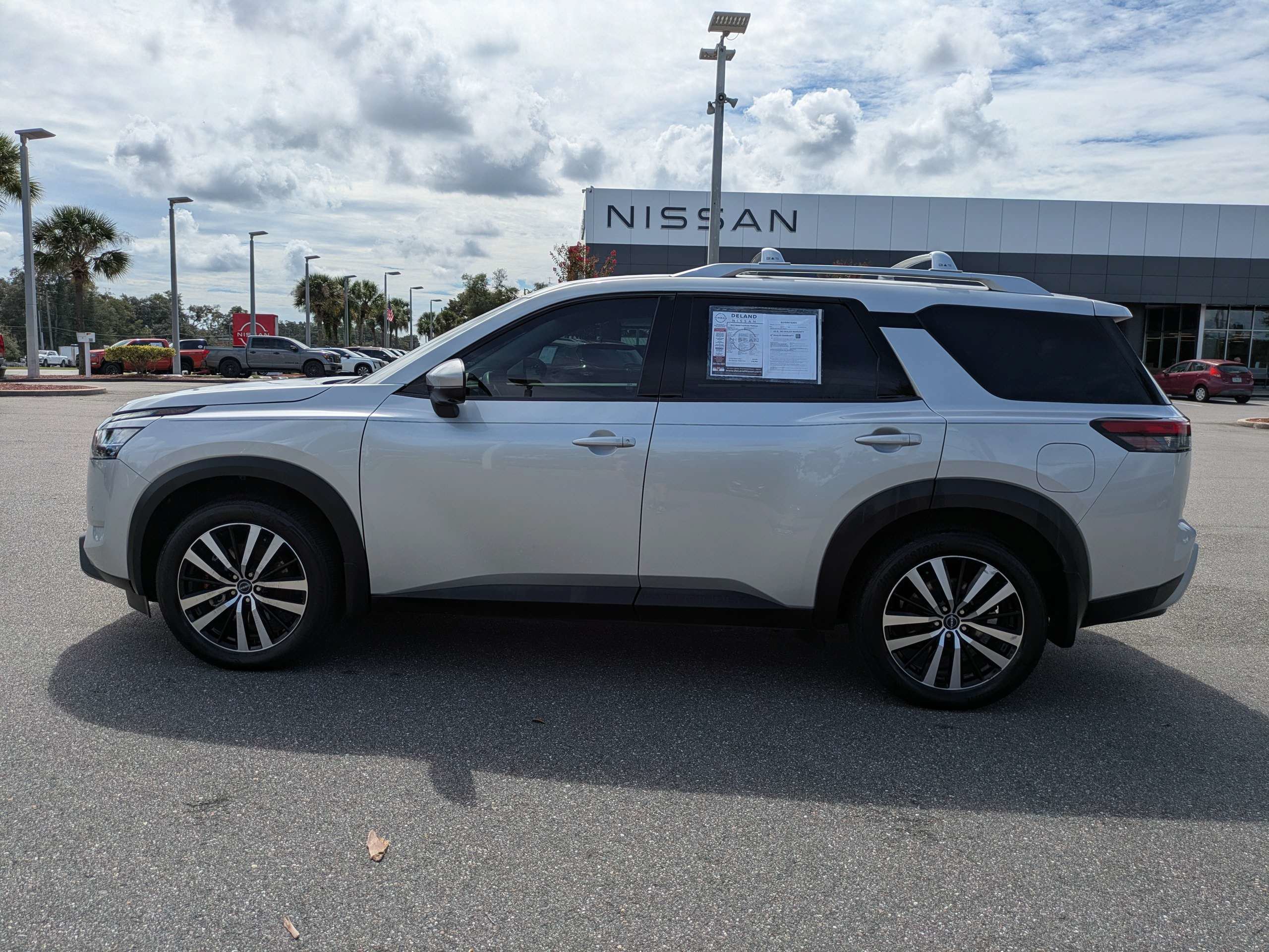 Used 2023 Nissan Pathfinder Platinum AWD/4WD image 7