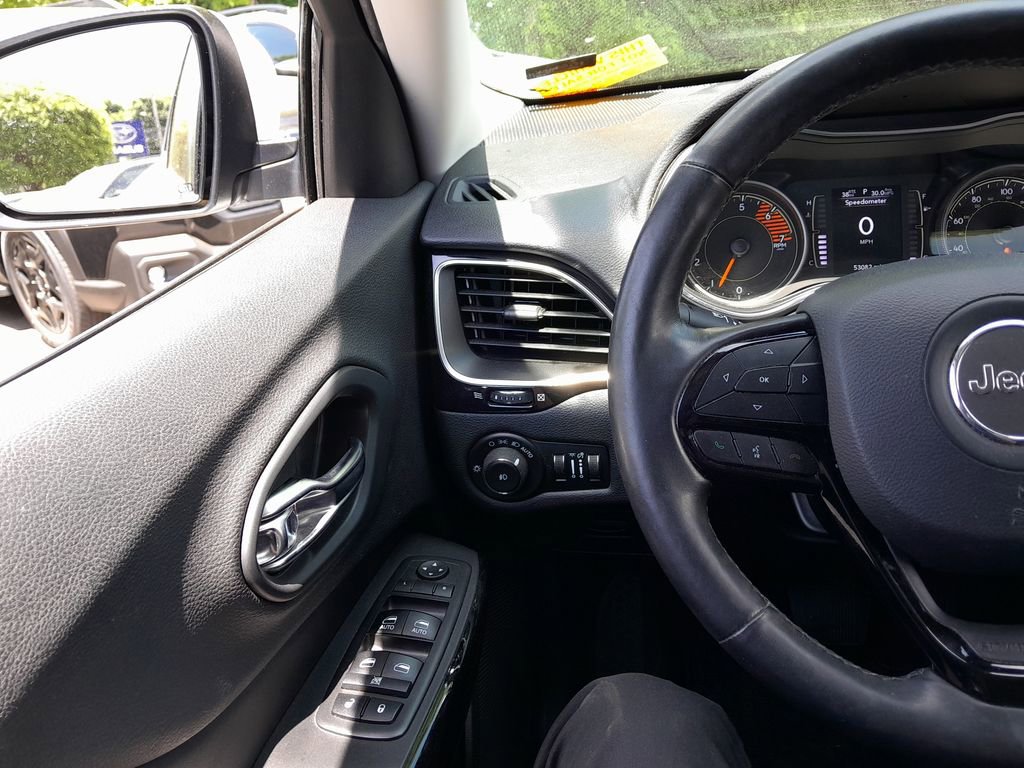 Used 2019 Jeep Cherokee Latitude Plus AWD/4WD image 18