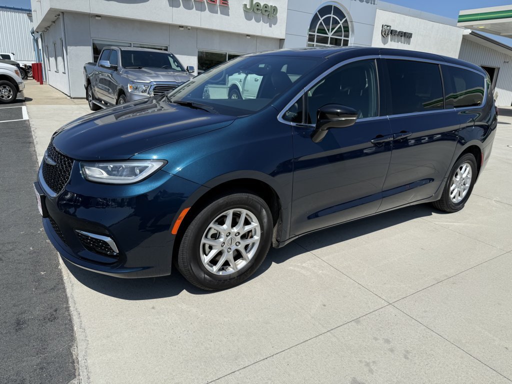 Used 2025 Chrysler Pacifica Select FWD image 4
