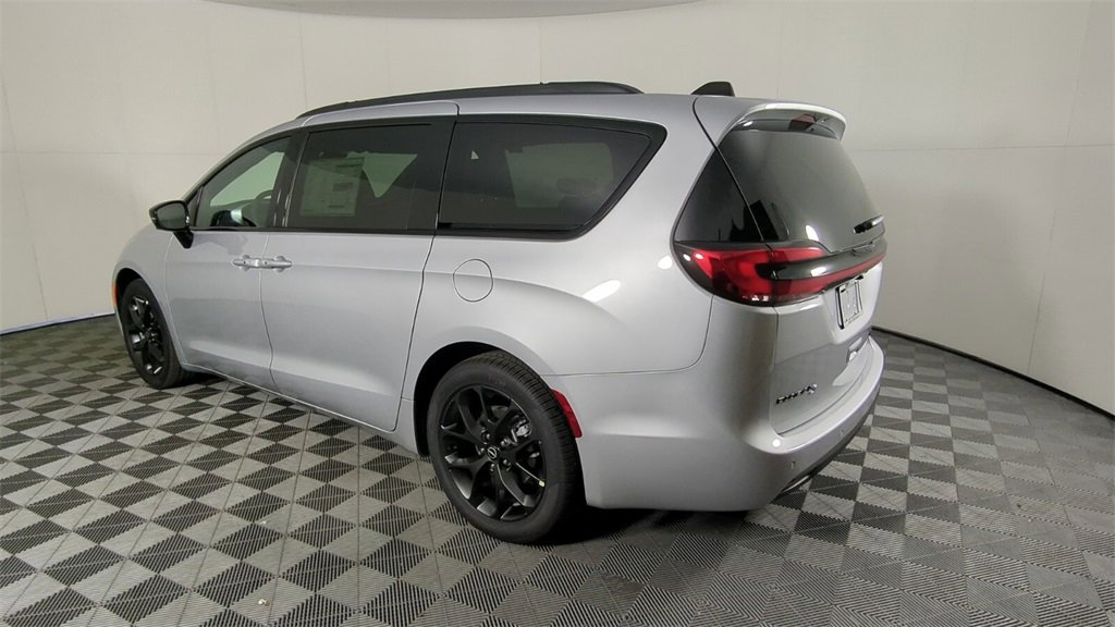 New 2026 Chrysler Pacifica Limited w/ Uconnect Theater Family Group image 7