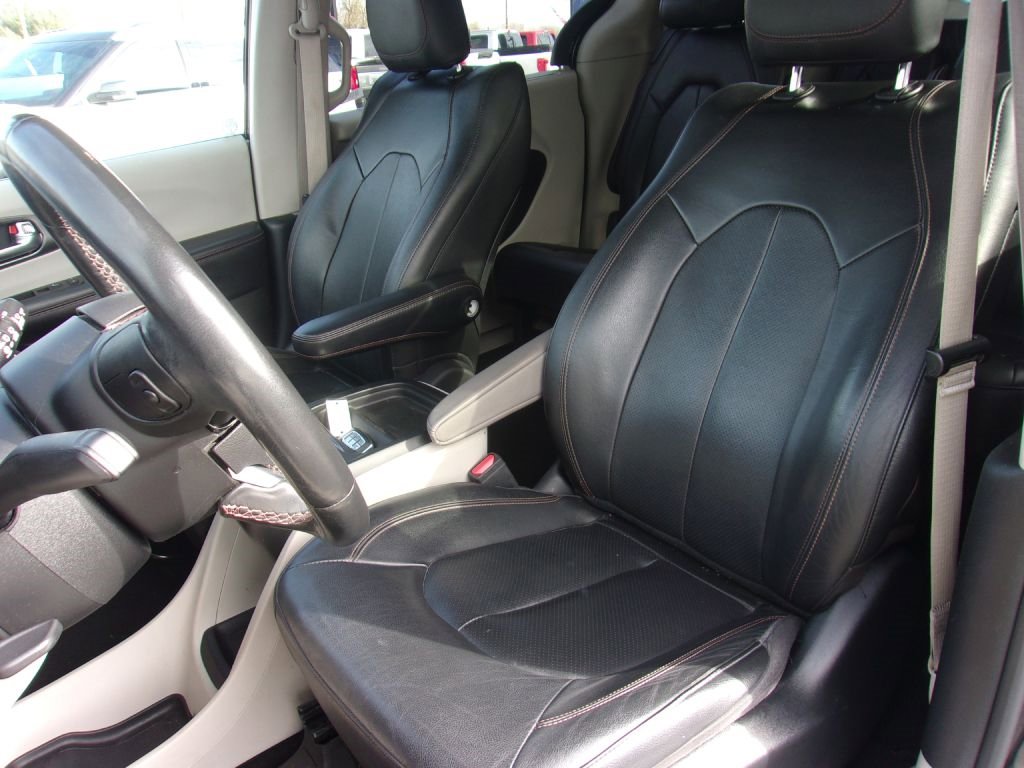 Used 2020 Chrysler Pacifica Touring-L image 9