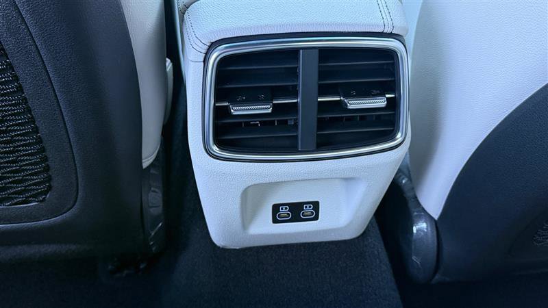 Used 2025 Genesis G70 2.5T image 17