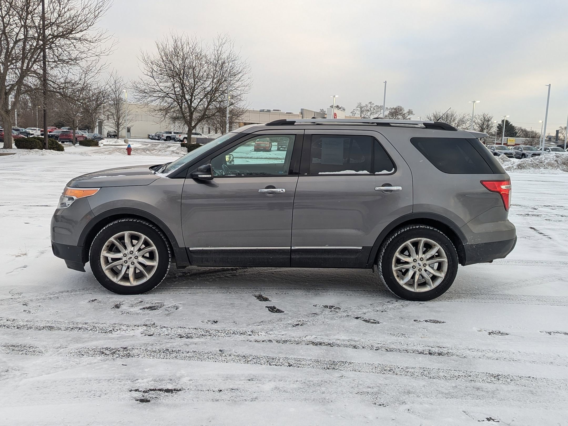 Used 2014 Ford Explorer XLT w/ Equipment Group 202A image 2