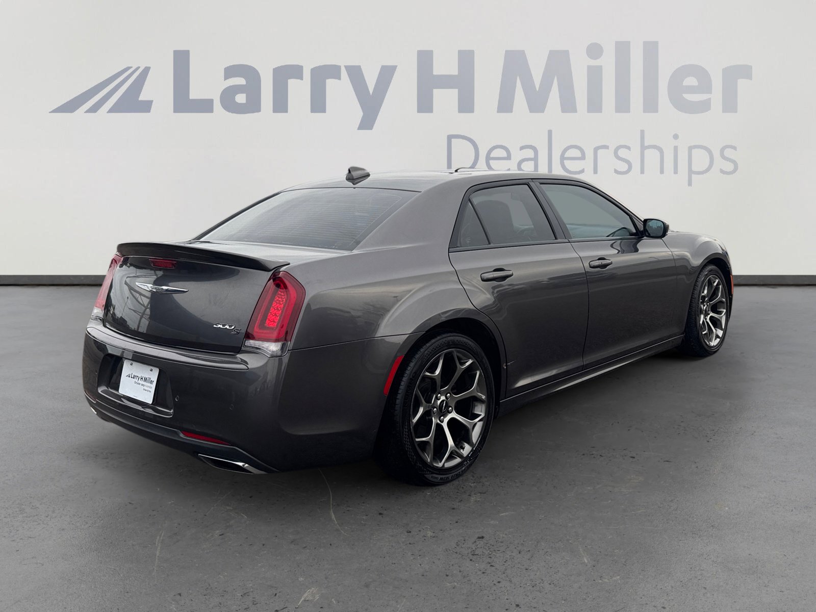 Used 2018 Chrysler 300 S w/ 300S Premium Group image 5