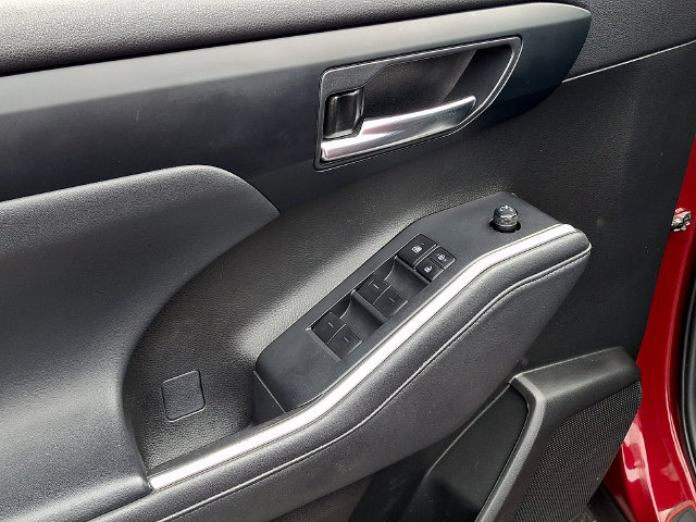Used 2022 Toyota Highlander XLE AWD/4WD image 8