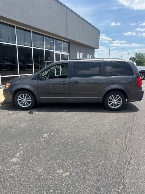 Used 2016 Dodge Grand Caravan SXT w/ Rear Park Assist Package FWD image 3